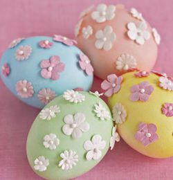 Decorate Easter Eggs with Straws and Paint - Crafty Morning