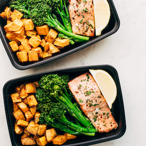 https://www.prudentpennypincher.com/wp-content/uploads/2017/07/Roasted-Salmon-with-Broccolini-and-Sweet-Potato-Meal-Prep-9.jpg