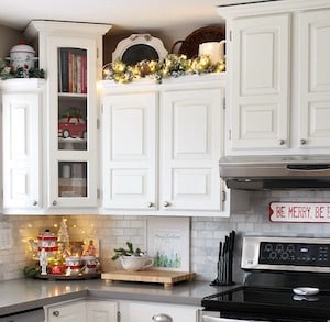 https://www.prudentpennypincher.com/wp-content/uploads/2021/10/Christmas-Kitchen-Decor-Ideas-9-Clean-and-Scentsible.jpeg